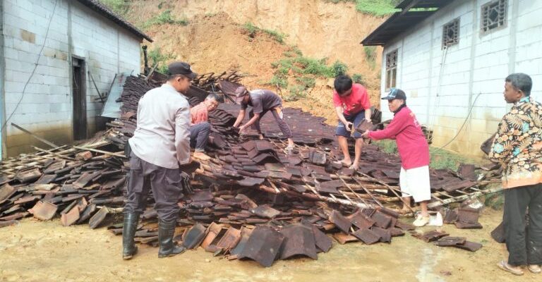 Pak Bhabin Polsek Ngrayun Kerja Bakti Evakuasi Rumah Warga Yang Ambruk Akibat Tanah Longsor
