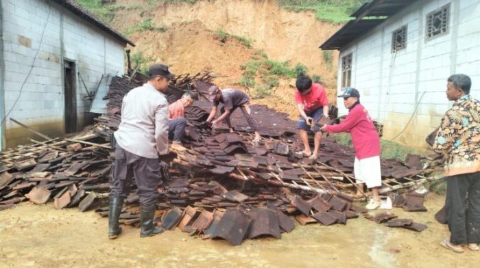 Pak Bhabin Polsek Ngrayun Kerja Bakti Evakuasi Rumah Warga Yang Ambruk Akibat Tanah Longsor
