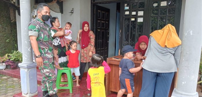 Babinsa Dampingi Posyandu, Ajak Ibu-ibu Peduli Kesehatan Balita