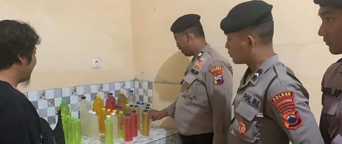 Polisi Sita Puluhan Botol Miras di Tempat Kos