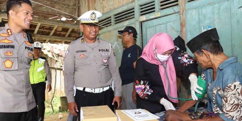 Sempat Viral Di Medsos,Kapolres Sampang Salurkan Bantuan Kepada Kakek Di Desa Batuporo Barat Kedundung