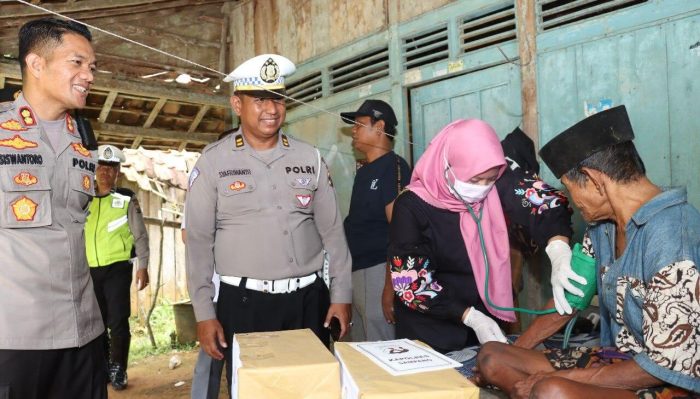 Sempat Viral Di Medsos,Kapolres Sampang Salurkan Bantuan Kepada Kakek Di Desa Batuporo Barat Kedundung