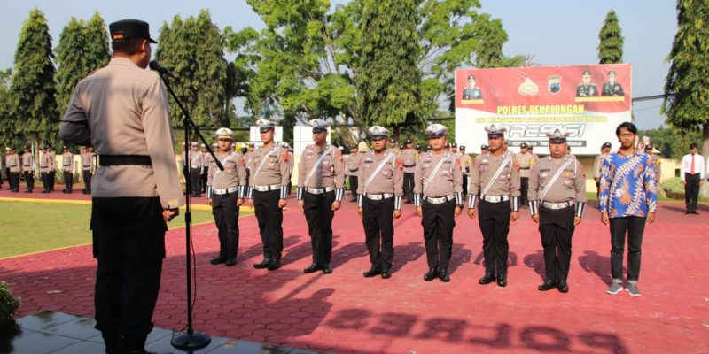 Pimpin Upacara Bendera, Kapolres Pekalongan Berikan Penghargaan Kepada Anggota Polri dan Masyarakat