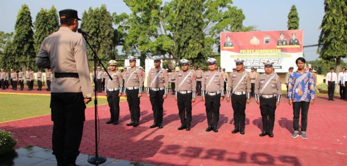 Pimpin Upacara Bendera, Kapolres Pekalongan Berikan Penghargaan Kepada Anggota Polri dan Masyarakat