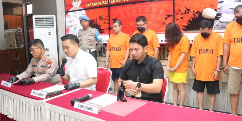 Kasat Reskrim Polresta Barelang Gelar Konferensi Pers Ungkap Tindak Pidana Perjudian Jenis Sie Jie Singapura
