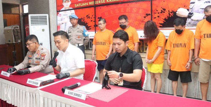 Kasat Reskrim Polresta Barelang Gelar Konferensi Pers Ungkap Tindak Pidana Perjudian Jenis Sie Jie Singapura