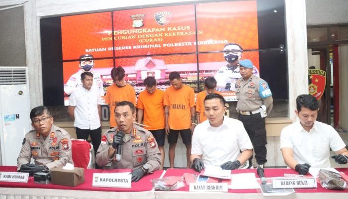 Kapolresta Barelang Gelar Konferensi Pers Ungkap Pelaku Pencurian dengan Kekerasan Modus Kencan LGBT