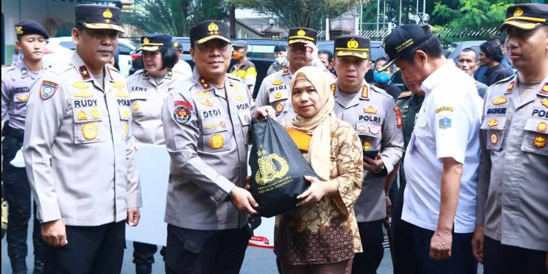 Ribuan Paket Sembako dari Kapolri Disebar ke Masyarakat di Slum Area Jaksel