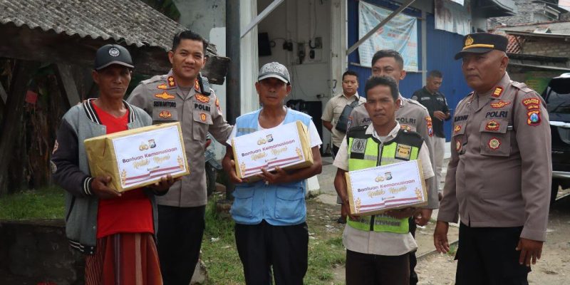Kapolres Sampang Bagikan Sembako Kepada Warga Tidak Mampu Di Kecamatan Camplong