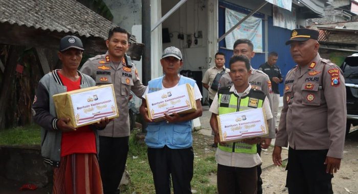 Kapolres Sampang Bagikan Sembako Kepada Warga Tidak Mampu Di Kecamatan Camplong