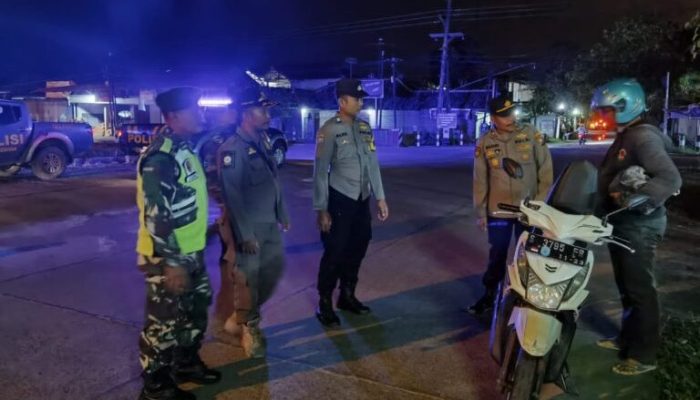Patroli malam Sampaikan Himbau Pesan Kamtibmas Warga Himbau Cegah 170 KUHP