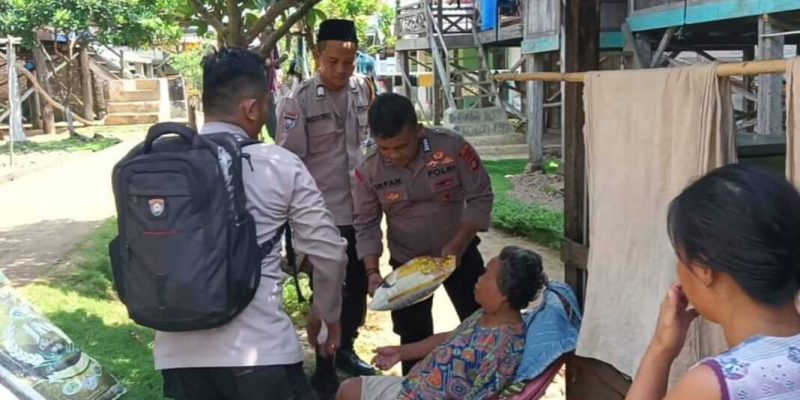 Kapolres Musi Rawas Dan Jajaran Bagi Bantuan Sembako Ke Warga