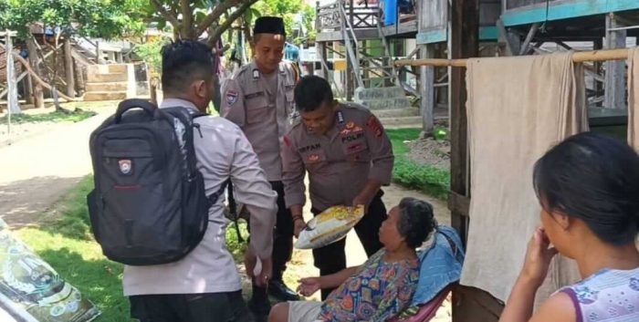 Kapolres Musi Rawas Dan Jajaran Bagi Bantuan Sembako Ke Warga
