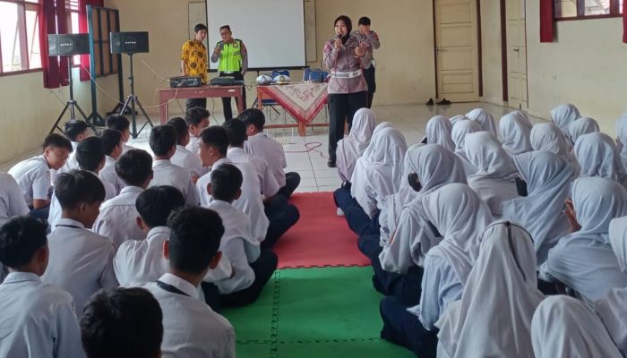 Sambangi SMP N1 Wiradesa, Sat Lantas Polres Pekalongan Binluh Keselamatan Berlalu Lintas