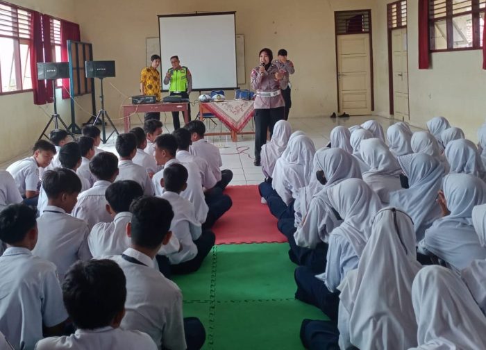 Sambangi SMP N1 Wiradesa, Sat Lantas Polres Pekalongan Binluh Keselamatan Berlalu Lintas