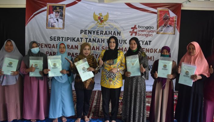 Bupati Fadia Arafiq Serahkan Sertifikat Tanah Gratis Di Desa Pungangan