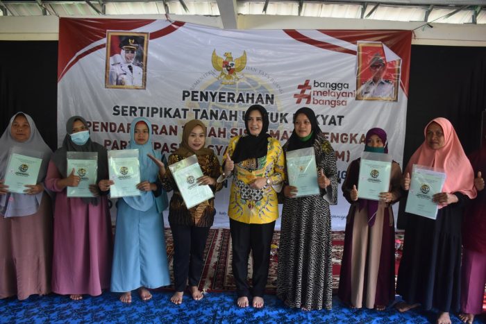 Bupati Fadia Arafiq Serahkan Sertifikat Tanah Gratis Di Desa Pungangan