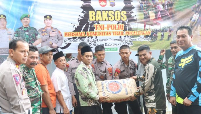 Perkuat Sinergitas, TNI-Polri bersama Komunitas Trail Pekalongan Laksanakan Bakti Sosial