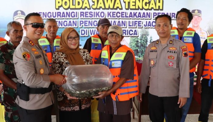 Minimalisir Laka air, Polres Banjarnegara Bagikan Life Jaket di Wisata Sekong Wanadadi