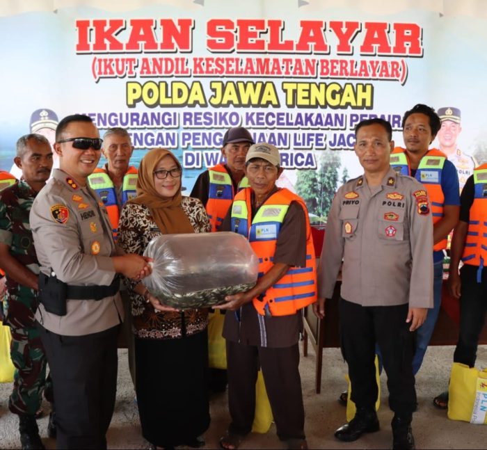 Minimalisir Laka air, Polres Banjarnegara Bagikan Life Jaket di Wisata Sekong Wanadadi