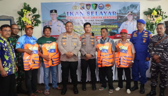 Kapolres Demak Bagikan 25 Life Jacket Kepada Nelayan Desa Bedono