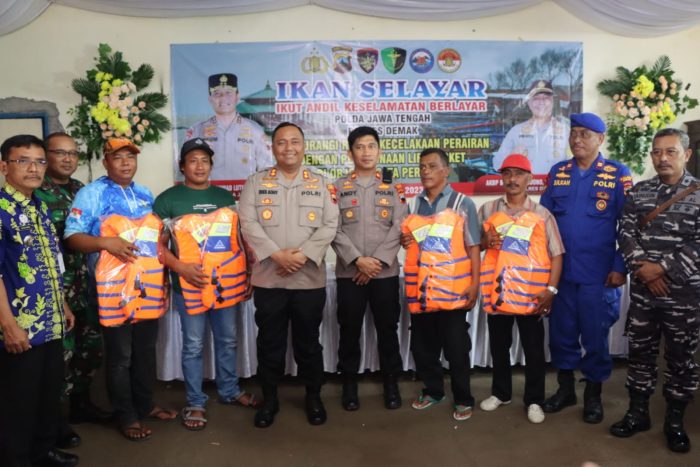 Kapolres Demak Bagikan 25 Life Jacket Kepada Nelayan Desa Bedono