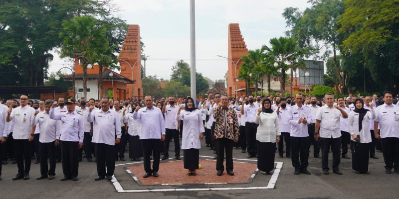 Serahkan SK Kenaikan Pangkat Kepada 789 PNS, Bupati Ikfina Berpesan Untuk Tingkatkan Profesionalisme dan Kinerja