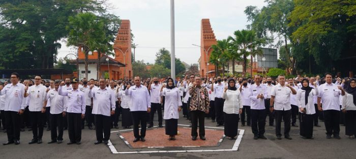 Serahkan SK Kenaikan Pangkat Kepada 789 PNS, Bupati Ikfina Berpesan Untuk Tingkatkan Profesionalisme dan Kinerja