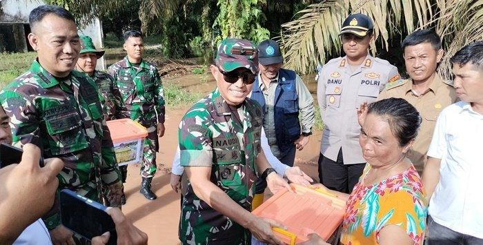 Danrem 044/Gapo Brigjen TNI M Naudi Nurdika Menyalurkan Bantuan 2000 Paket Sembako Musibah Banjir Musi Rawas