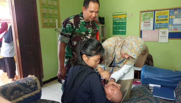 Wujudkan Balita Sehat, Babinsa Rutin Dampingi Petugas Berikan Layanan Posyandu