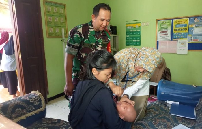 Wujudkan Balita Sehat, Babinsa Rutin Dampingi Petugas Berikan Layanan Posyandu
