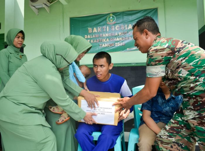 Sambut Bulan Ramadan, Babinsa Koramil Temayang Bojonegoro bersihkan Area Makam dan Cat Musholla