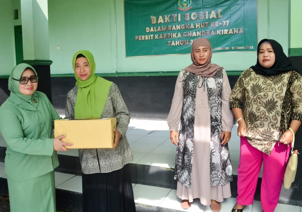 sambut-bulan-ramadan-babinsa-koramil-temayang-bojonegoro-bersihkan-area-makam-dan-cat-musholla
