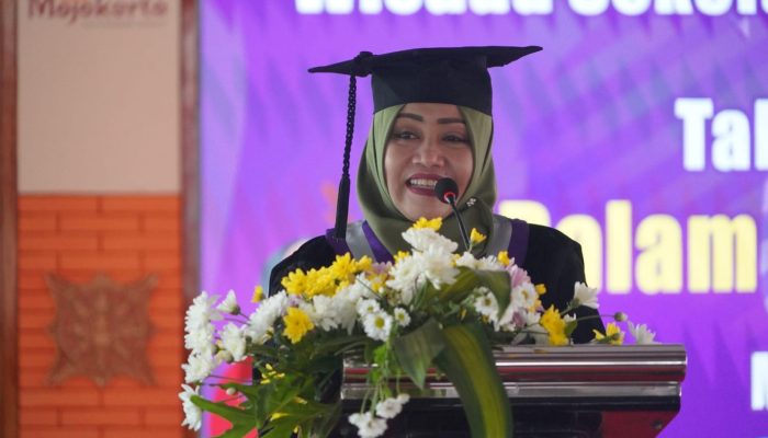 Tingkatkan Pengetahuan dan Keterampilan Lansia, Bupati Mojokerto Mewisuda 133 Lulusan Selantang