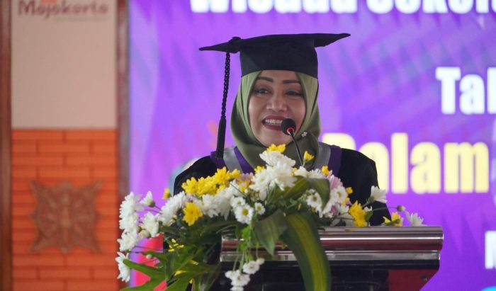Tingkatkan Pengetahuan dan Keterampilan Lansia, Bupati Mojokerto Mewisuda 133 Lulusan Selantang