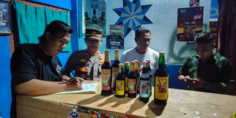 Tindaklanjuti Keluhan Warganya, Ratusan Botol Miras Disita Polsek Doro Saat Razia