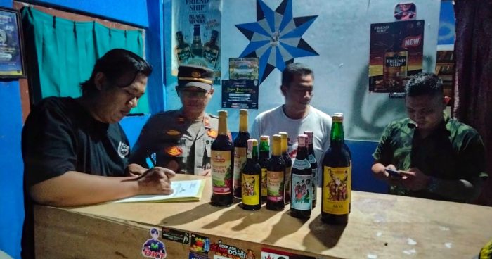 Tindaklanjuti Keluhan Warganya, Ratusan Botol Miras Disita Polsek Doro Saat Razia