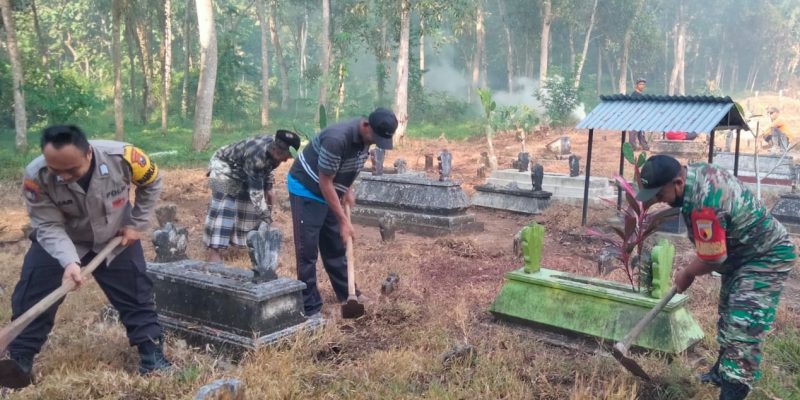 Sinergitas Tiga Pilar, Polres Tulungagung Bersihkan Makam Umum Jelang Ramadhan