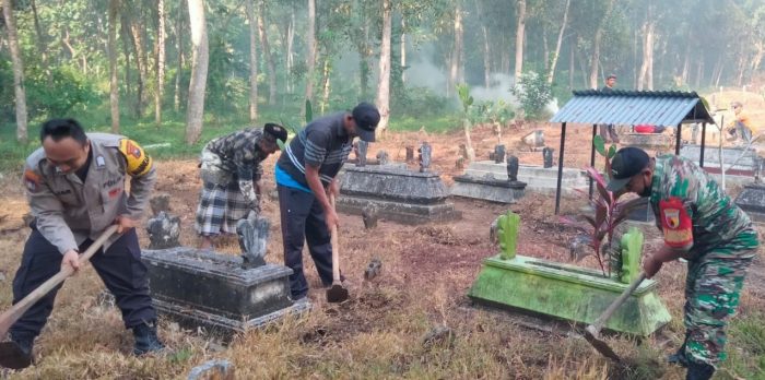 Sinergitas Tiga Pilar, Polres Tulungagung Bersihkan Makam Umum Jelang Ramadhan
