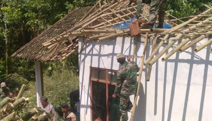 Kompak, Polisi Bersama TNI dan Warga Perbaiki Rumah Pasca Angin Puting Beliung di Bondowoso