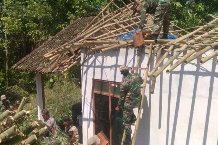 Kompak, Polisi Bersama TNI dan Warga Perbaiki Rumah Pasca Angin Puting Beliung di Bondowoso