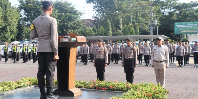 Kapolres Pasuruan Berikan Penghargaan Kepada Anggota Berprestasi