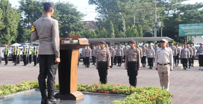 Kapolres Pasuruan Berikan Penghargaan Kepada Anggota Berprestasi