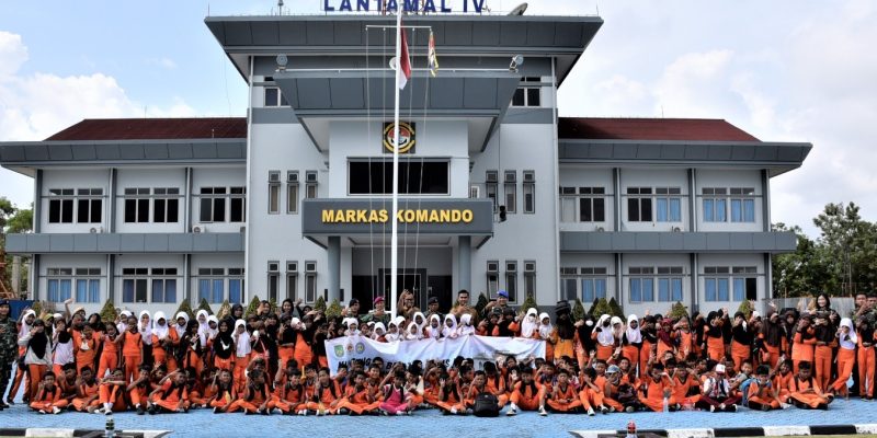 Memperkenalkan TNI AL Kepada Generasi Penerus Siswa SD 004 Batam di Ajak Berkeliling Mako Lantamal IV Batam