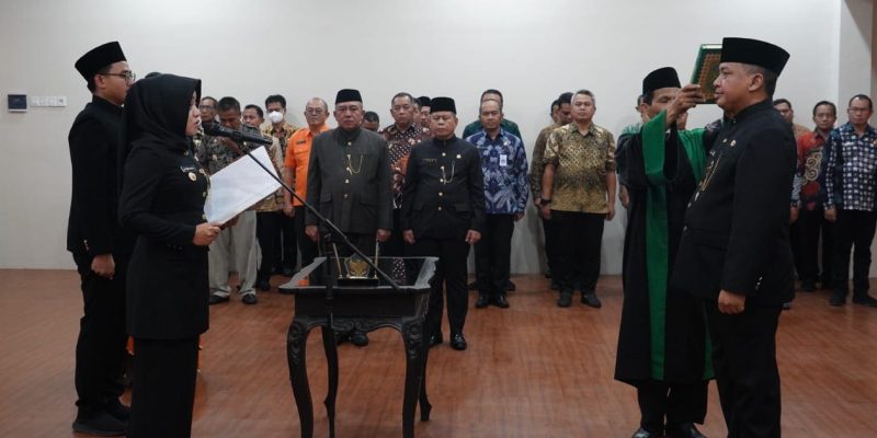 Resmi Lantik Kepala Dindik Kabupaten Mojokerto, Bupati Ikfina Minta Kepala OPD Jaga Integritas
