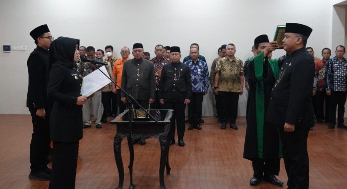 Resmi Lantik Kepala Dindik Kabupaten Mojokerto, Bupati Ikfina Minta Kepala OPD Jaga Integritas