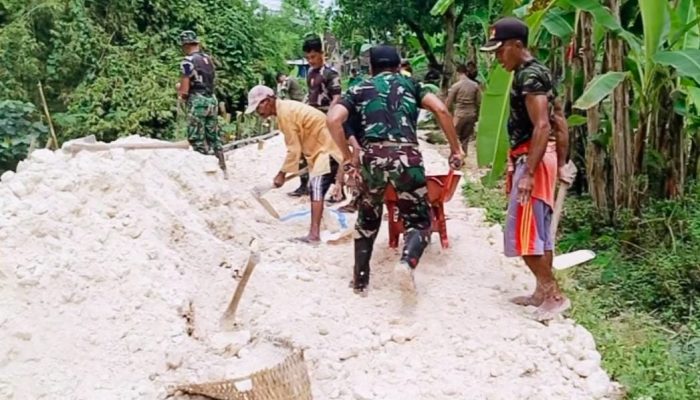 Babinsa Kodim Bojonegoro bantu Perbaiki Jalan Longsor
