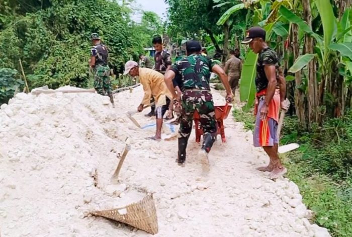 Babinsa Kodim Bojonegoro bantu Perbaiki Jalan Longsor