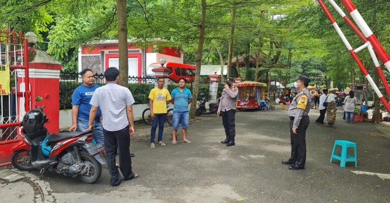 Patroli siang hari berikan himbauan kepada juru parkir Wisata kebun Rojo