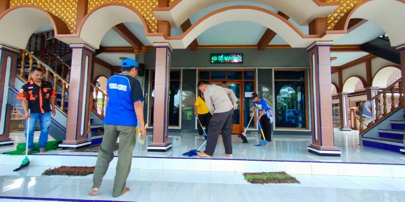 Kompak, Aremania dan Polisi Sambut Ramadhan Dengan Bersihkan Tempat Ibadah